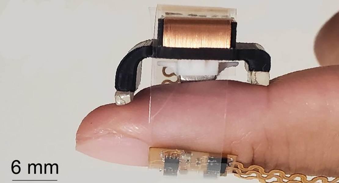 Un dispositivo comprende un minuscolo magnete, bobine a filo, un accelerometro, una piccola batteria ricaricabile e capacità Bluetooth.