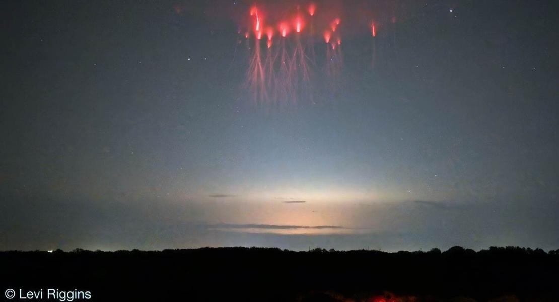 Spettri rossi a forma di medusa si librano sopra una nube temporalesca incandescente.