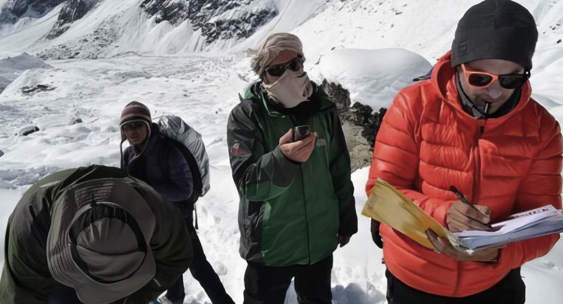 Franco Salerno (Cnr-Isp) e Nicolas Guyennon (Cnr-Irsa) durante l'installazione di strumentazione meteo-idrologica nella Valle del Khumbu, in Nepal.