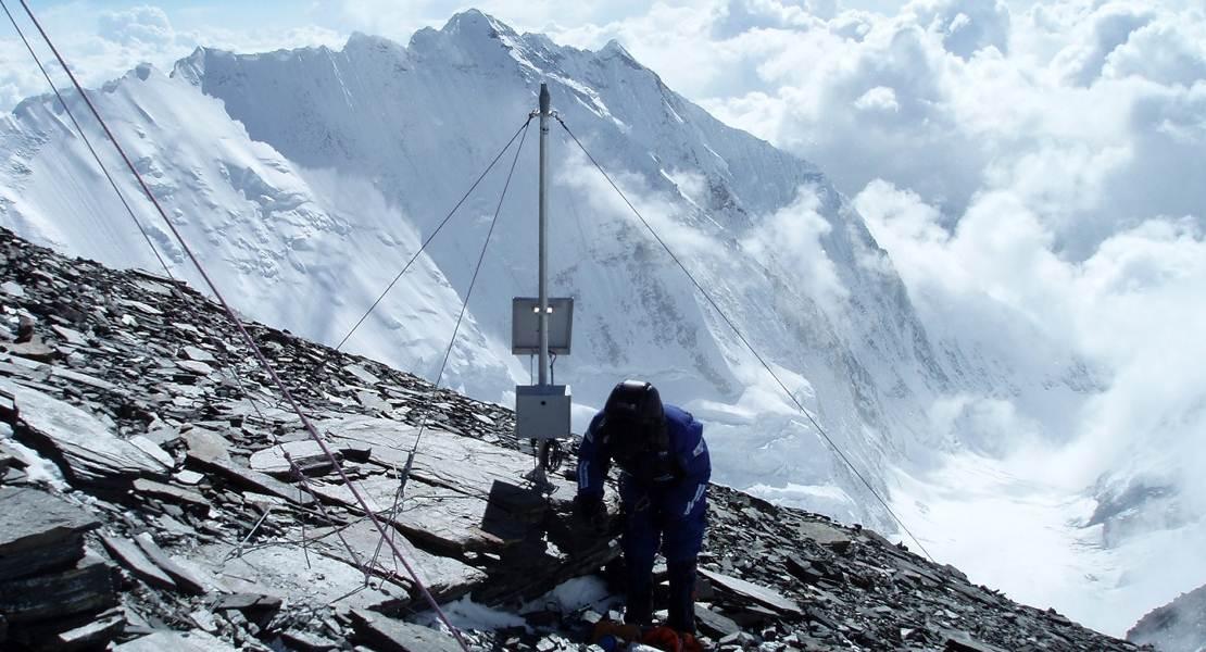 La stazione meteo di South Col sul Monte Everest, a circa 8000 m di altitudine.