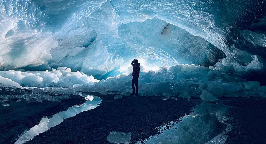  Nascosta all'interno del ghiacciaio del Morteratsch in Svizzera si trova una grande grotta di ghiaccio, un segno sorprendente ma che fa riflettere della continua e accelerata disintegrazione del ghiacciaio che porta a una riduzione del numero di ghiacciai nelle Alpi e in tutto il mondo.