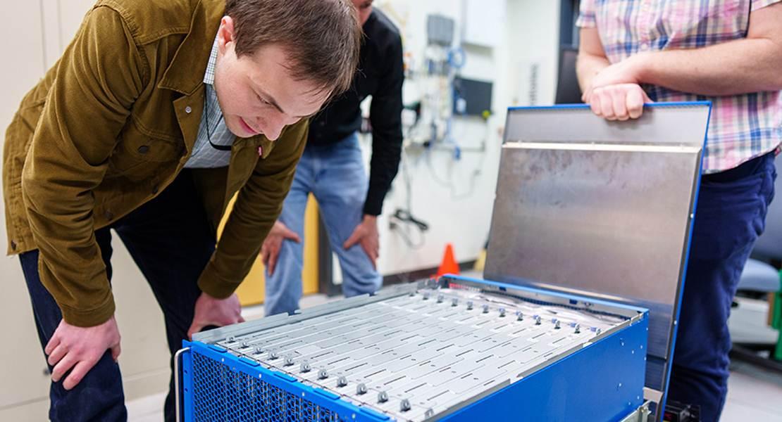 Brad Theilman, un neuroscienziato computazionale della Sandia, ha contribuito a scoprire che i computer neuromorfici ispirati alla natura, come quello mostrato qui, sono più bravi di quanto si pensasse a risolvere problemi matematici complessi.