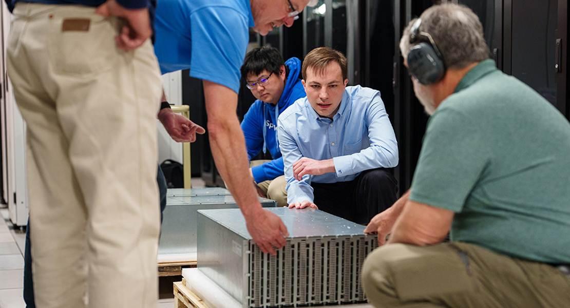 Il ricercatore Brad Theilman disimballa un nucleo informatico neuromorfico a Sandia. Sebbene l'hardware possa sembrare simile a un normale computer, i circuiti sono radicalmente diversi. Applica elementi di neuroscienza per funzionare più come un cervello, che è estremamente efficiente dal punto di vista energetico.