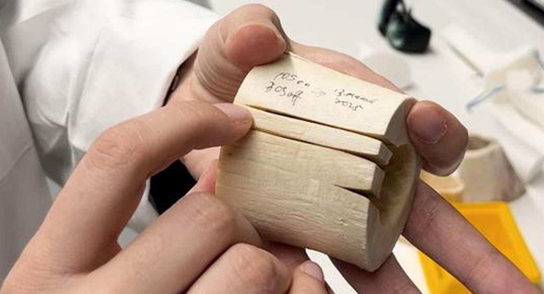 Fino ad ora, i laser chirurgici potevano tagliare l’osso solo molto superficialmente. Modificando la distribuzione dell'energia nel raggio laser, i ricercatori sono ora in grado di ottenere tagli significativamente più profondi rispetto a prima, mostrati qui su un osso bovino.