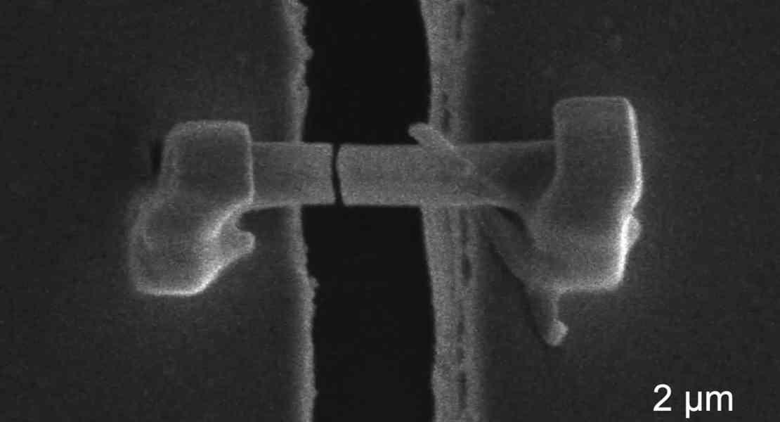 Strutture fragili e microscopiche chiamate dendriti si formano nelle batterie agli ioni di litio e possono comprometterne le prestazioni. A differenza del litio sfuso, che è flessibile ed elastico, i dendriti si fratturano sotto stress.