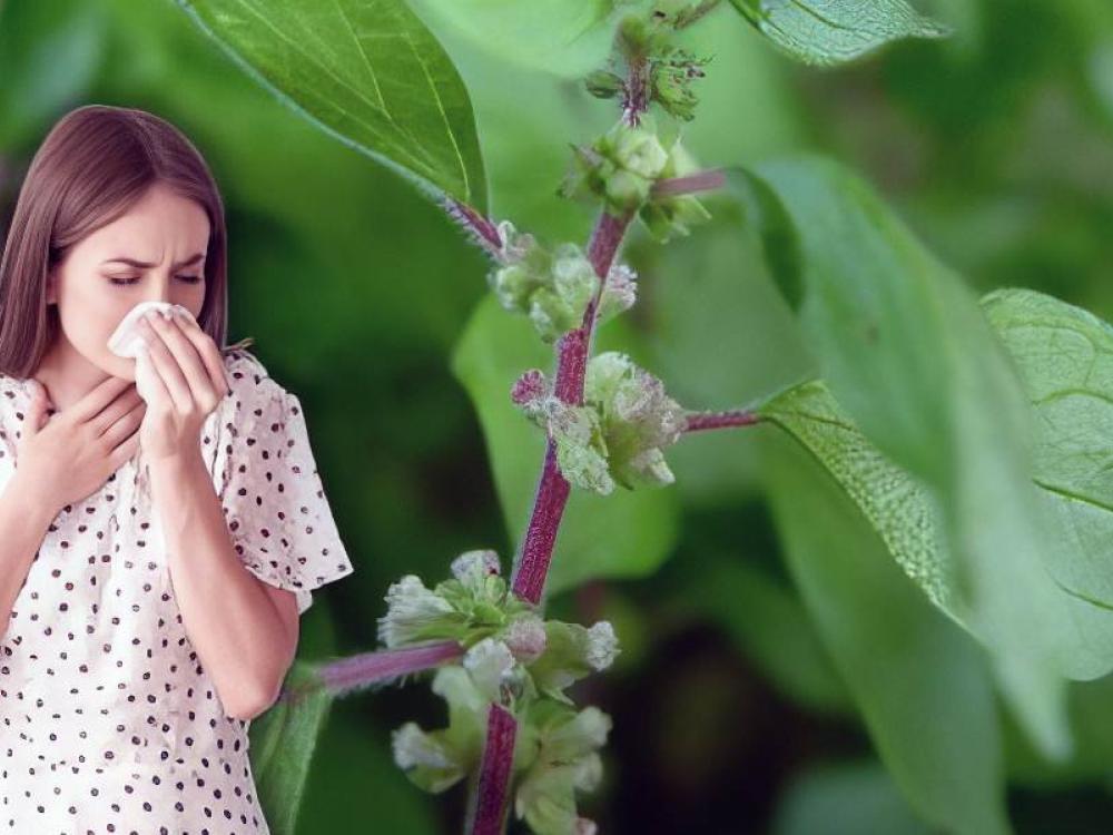 Ragazza che soffre di allergia