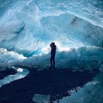  Nascosta all'interno del ghiacciaio del Morteratsch in Svizzera si trova una grande grotta di ghiaccio, un segno sorprendente ma che fa riflettere della continua e accelerata disintegrazione del ghiacciaio che porta a una riduzione del numero di ghiacciai nelle Alpi e in tutto il mondo.