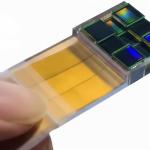 Il laboratorio del professor Guoan Zheng ha sviluppato un nuovo sensore di immagine che raggiunge la super risoluzione ottica senza lenti. Ispirato al telescopio che ha catturato la prima immagine del buco nero, il dispositivo utilizza più sensori che lavorano in concerto, unendo computazionalmente le loro osservazioni per vedere i dettagli più fini.