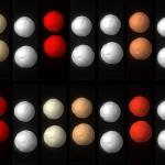 Un'immagine in stop-motion che mostra coppie di sfere su scala millimetrica che formano un cristallo temporale nell'arco di circa un terzo di secondo nel tempo. I colori rappresentano le perle che interagiscono in diverse fasi durante questo periodo.