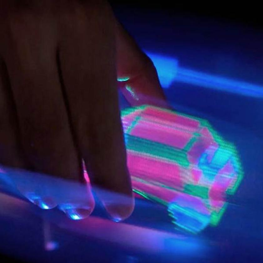 Un'auto 3D viene afferrata e ruotata da un utente.