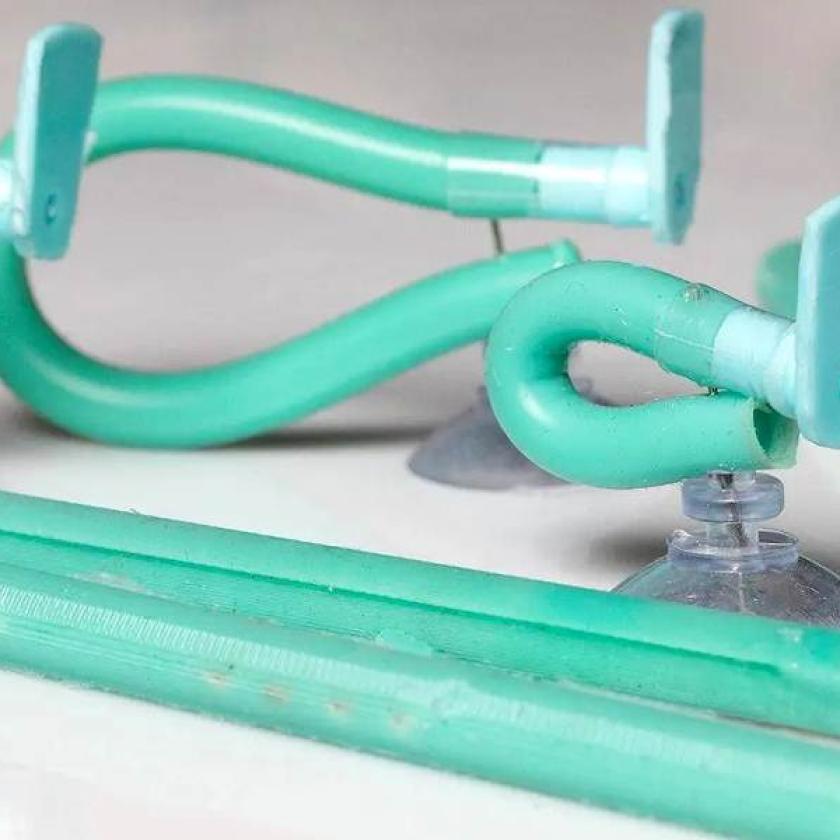 I robot morbidi ispirati ai nematodi sono realizzati con aste di silicone con spine in fibra di carbonio.