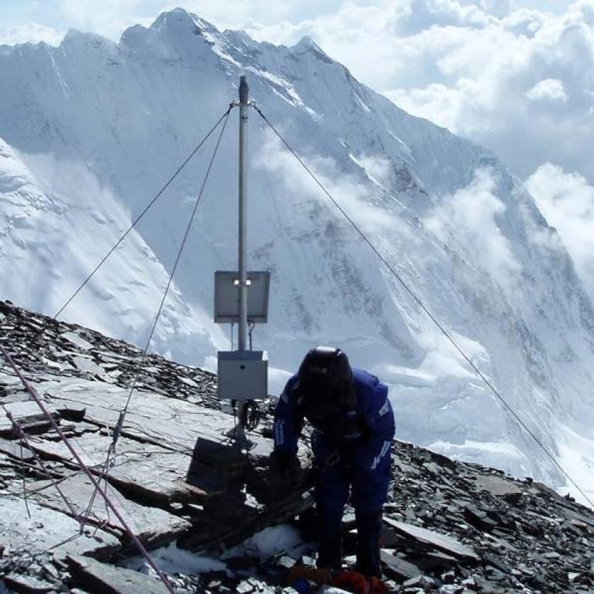 La stazione meteo di South Col sul Monte Everest, a circa 8000 m di altitudine.
